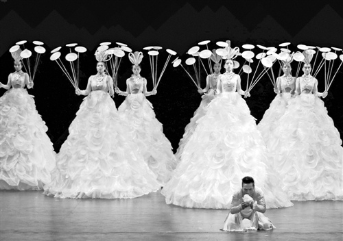 由中国湖南省杂技艺术剧院创作演出的杂技剧《梦之旅》在美国芝加哥西郊杜佩奇学院演出。（新华社