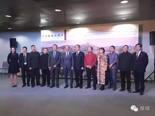 名为“河山盛处见华章”的中国书画名家邀请展日前在拉脱维亚国家图书馆举行。(法国《欧洲时报》中东欧版微信公众号“维城”资料图)