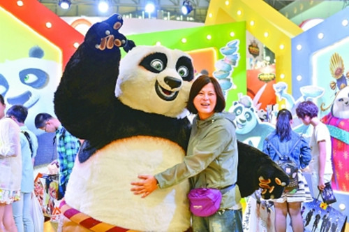 《功夫熊猫》是一部以中国功夫为主题的美国动作喜剧电影，在中国拥有很多“粉丝”。图为观众与影片的“主角”阿宝合影。(资料图)