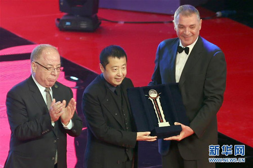 中国导演贾樟柯(中)获颁电影节杰出艺术成就奖。