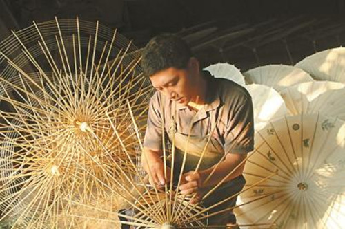 四川泸州小伙让油纸伞成了爆款产品(图)