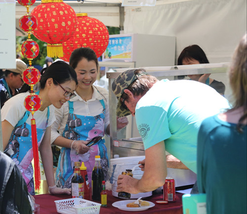 西澳民众品尝中国美食