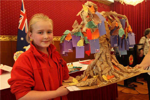获奖学生伊丽莎白展示其手工作品“家族树”