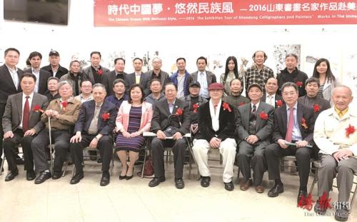活动主办方携参与画家一起与嘉宾合影。(美国《侨报》/陈辰