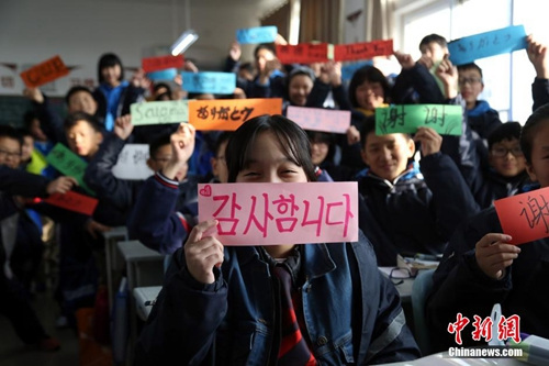 资料图：郑州中学生“感恩节”多国语言表谢意。周小云