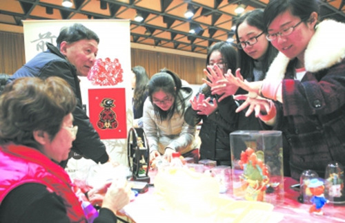 11月23日,2016年上海市非物质文化遗产进高校系列活动在上海师范大学揭幕。图为学生在学习了解海派面塑制作。新华社记者