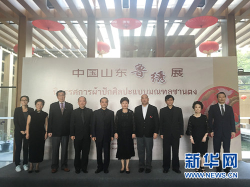 11月26日,中国驻泰国大使夫人初庆玲、中国驻泰国大使馆文化参赞陈疆及众嘉宾出席“中国山东鲁绣展”开幕式。(尤东婕