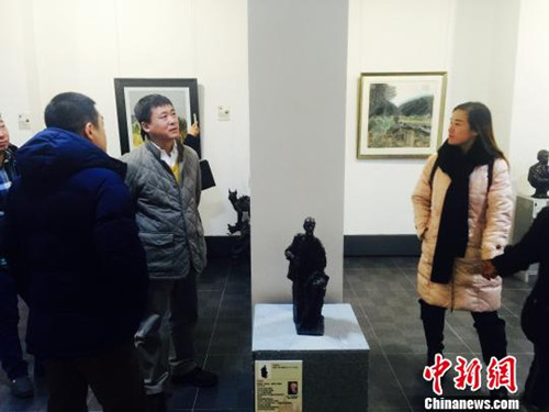 28日上午，“2016中俄美术交流展”在黑龙江省政协展览馆开幕。图为展会现场。　王栋梁　摄