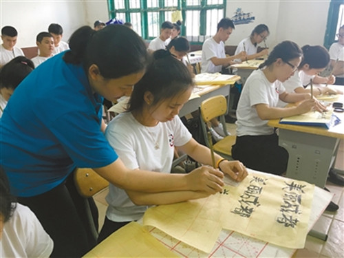 中国侨网老挝学生用毛笔工整地写下“美丽成都”。(胡清 摄)