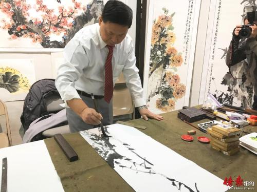 中国侨网马金虎现场挥毫泼墨。(美国《侨报》/陈辰 摄)