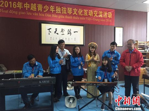 中国侨网图为中越青年共同独弦琴演奏。李敏军 摄