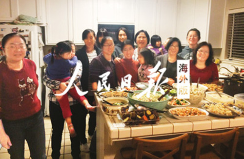 中国侨网张傲然（左三）和朋友一起过感恩节聚餐时的场景。(资料图)