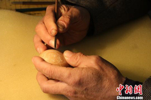 中国侨网李世华正在进行雕刻。(陈彩燕　摄)