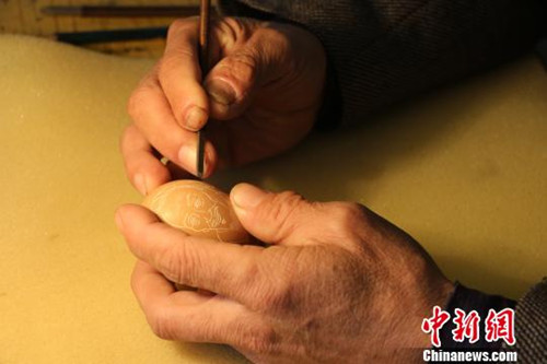 中国侨网李世华正在进行雕刻。(陈彩燕 摄)