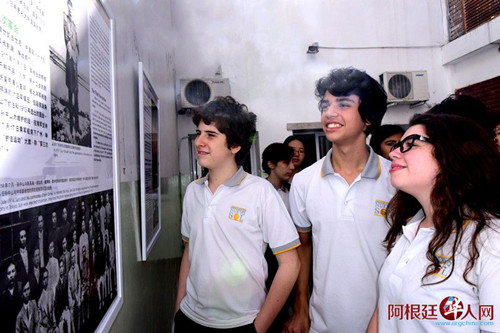 中国侨网学校学生在观看图片展。(阿根廷华人网/柳军 摄)