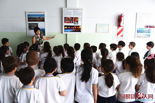 中国侨网该校教师在向学校学生讲解展览。(阿根廷华人网/柳军 摄)