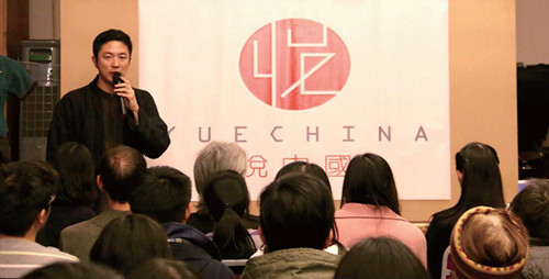 中国侨网展览策划人陈玠甫在会上致辞。(法国《欧洲时报》德国版/张涵 摄)