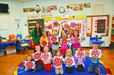 美国小城的中国剪纸课 尽展中国民间艺术魅力