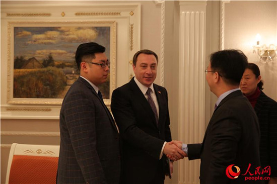 中国侨网斯诺普科夫与采访团领导