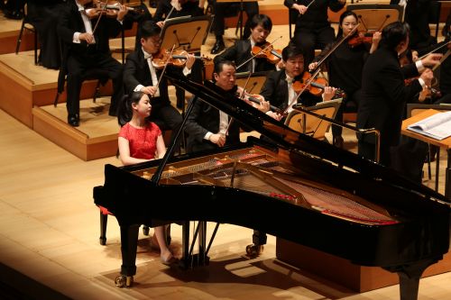 中国侨网王雅伦和中国爱乐乐团在音乐会上演奏。（美国《侨报》资料照片）