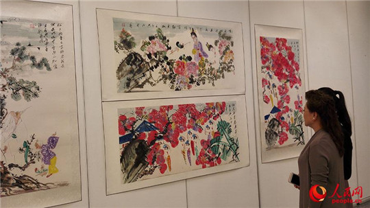 中国侨网泰国民众在欣赏中国艺术家的绘画作品。 杨讴 摄