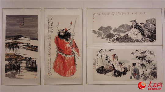 中国侨网泰国民众在欣赏中国艺术家的绘画作品。 杨讴  摄