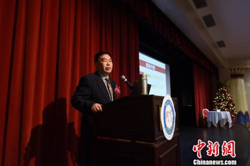 中国侨网第二届世界中联美洲中医药合作与发展论坛10日在美国洛杉矶开幕。中国国医大师刘尚义教授在开幕式上致词。(张朔 摄)