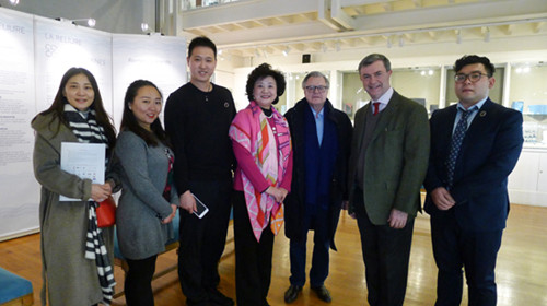 中国侨网巴黎六区区长乐高克（右二）与中法文化艺术交流协会会长钱美蓉（左四）一行在六区政府内合影。(法国《欧洲时报》/张新 摄)