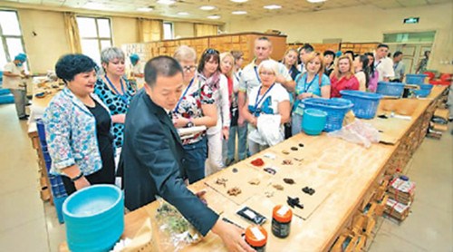 中国侨网外国游客在新疆中医医院参观。(来自网络)
