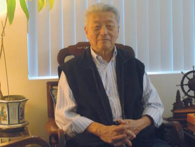 中国侨网如果不是满头白发，你很难相信如此精神矍铄、气质儒雅的老人已年过80。(美国《侨报》/章宁 摄)