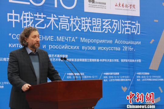 中国侨网图为俄罗斯列宾美术学院教授尼基塔·维克多罗维奇·齐钦在开幕式上讲话。　曾洁 摄