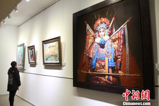 中国侨网图为画展现场。　曾洁 摄