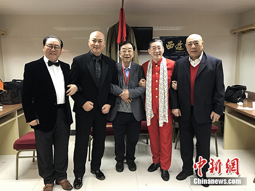 中国侨网在本场音乐会中,86版《西游记》电视剧音乐作曲者许镜清与剧中的师徒四人再聚首。从左到右依次为马德华、迟重瑞、许镜清、六小龄童、刘大刚。受访者供图