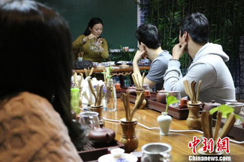 中国侨网茶艺老师给学生们进行茶艺表演展示。(耿丹丹 摄)