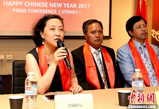 中国侨网悉尼中国文化中心主任赵立主持发布会。(中新社记者 赖海隆 摄)