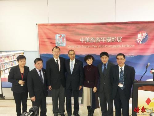 中国侨网中美华人摄影家皇后区图书馆开展。(美国《侨报》/宋旸 摄)