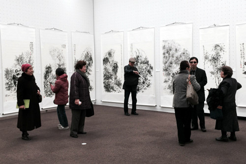 中国侨网书画展现场。(日本《中文导报》资料图)
