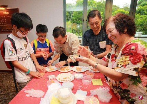 中国侨网一家大小一起搓汤圆、吃汤圆，是潮州家庭过冬至节的习俗。（新加坡《联合早报》/唐家鸿 摄）