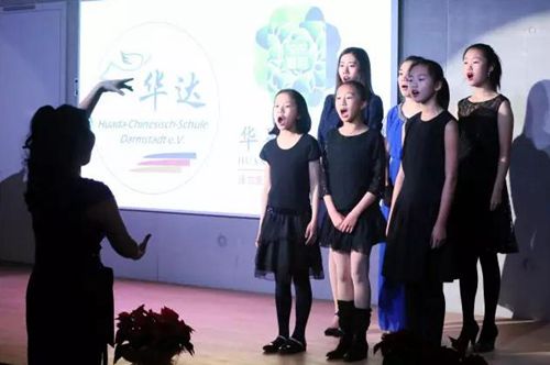 中国侨网小合唱海涅诗门德尔松曲《乘着歌声的翅膀》。(法国《欧洲时报》德国版)