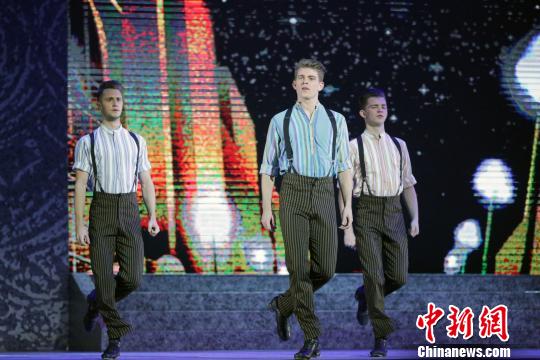 中国侨网被誉为世界第一舞剧的爱尔兰踢踏舞剧《大河之舞》于21日晚间在青海大剧院精彩上演，一展踢踏舞者风采。图为演出现场。　罗云鹏 摄