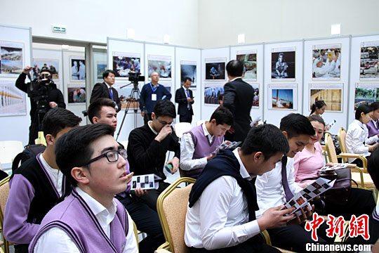 中国侨网图为参加活动人员在开幕前阅读和讨论展览简介。中新社记者 文龙杰 摄