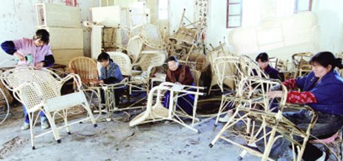 中国侨网南郑县村民在进行藤编