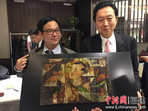 中国侨网周榕清(左)与日本前首相鸠山由纪夫(右)合影。