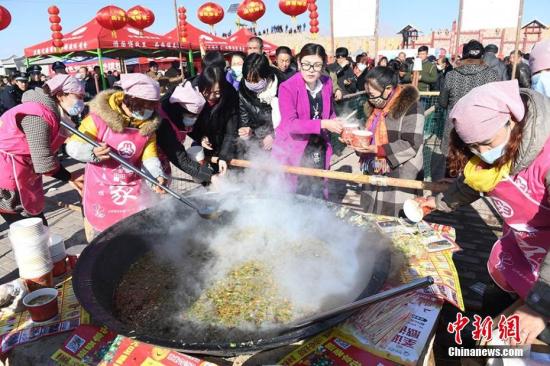 中国侨网民众争相享用“冬至大餐”。杨艳敏 摄  