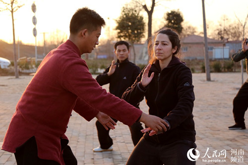 中国侨网陈家沟国际太极院一名拳师在指导罗莎练习太极拳。(徐宏星 摄)