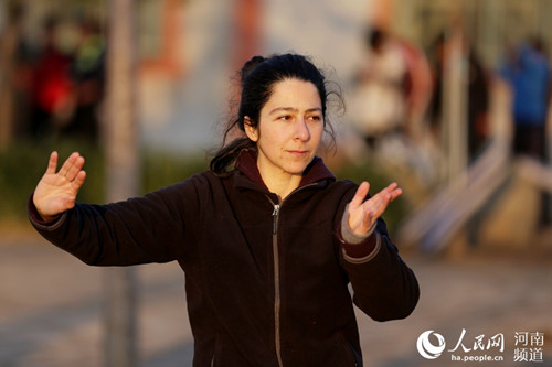 中国侨网罗莎在陈家沟国际太极院练习太极拳。(徐宏星 摄)