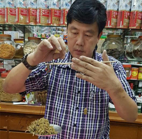中国侨网中药达人余森祥向马来教师哈兹兰介绍他岳父祖传的清血毒配方后,让对方成功摆脱皮肤顽疾。(新加坡《联合早报》资料图)