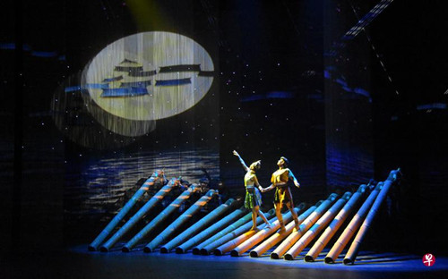 中国侨网中国3D舞剧《侗族传奇》配合高科技灯光效果，让观众身临其境。(新加坡《联合早报》资料图)