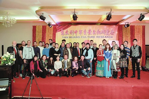 中国侨网意大利炎黄文化艺术团部分演职人员与嘉宾在音乐会结束后合影。(尹名兴 摄)