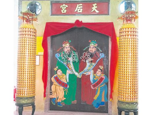 中国侨网守护麻坡海南儿女93年的门神画，终于还原风貌。(马来西亚《中国报》资料图)